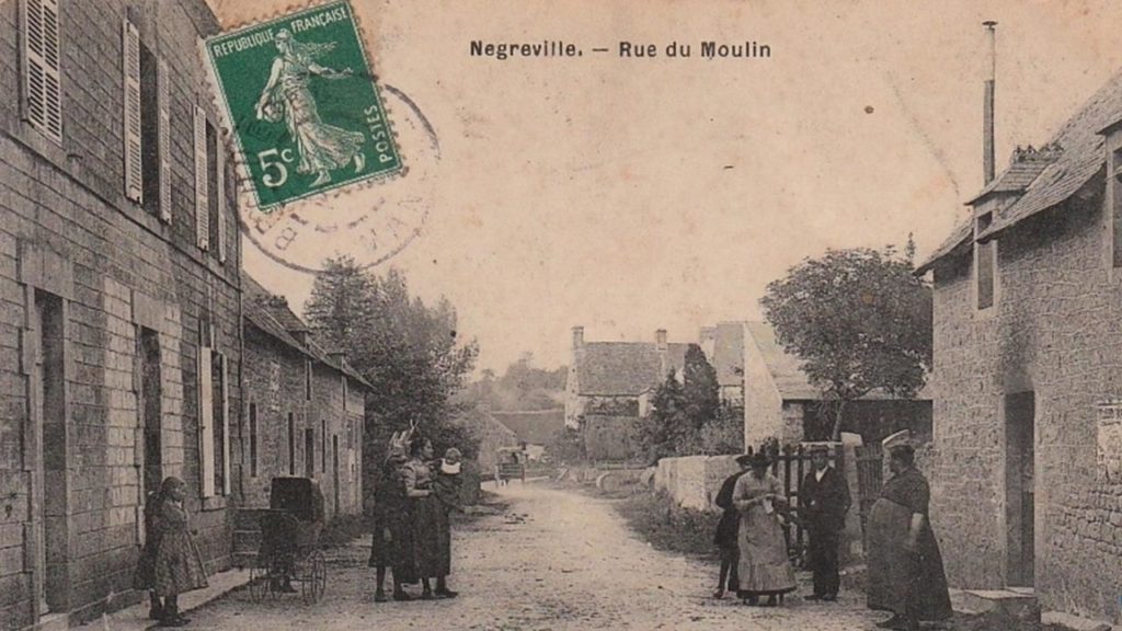 Carte postale ancienne représentant le bourg de Négreville