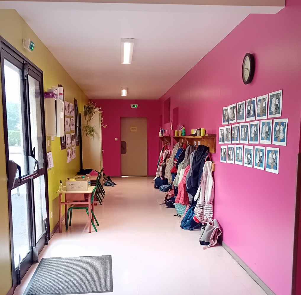 couloir-vestiaire dugroupescolaire