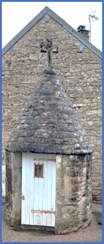 puits du bourg surmonté d'une croix